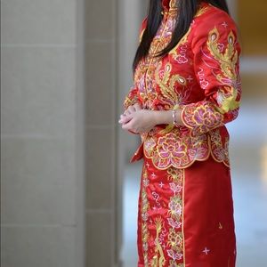 Chinese wedding dress with hair jewelry.